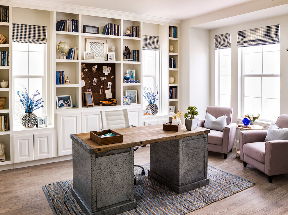 デンバーにあるトランジショナルスタイルのおしゃれなホームオフィス・書斎 (淡色無垢フローリング、自立型机) の写真