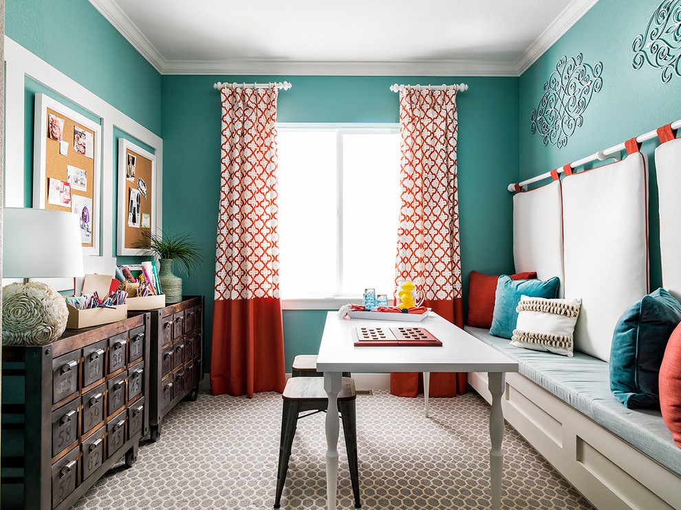 Klassisches Nähzimmer mit Teppichboden, freistehendem Schreibtisch und blauer Wandfarbe in Sonstige