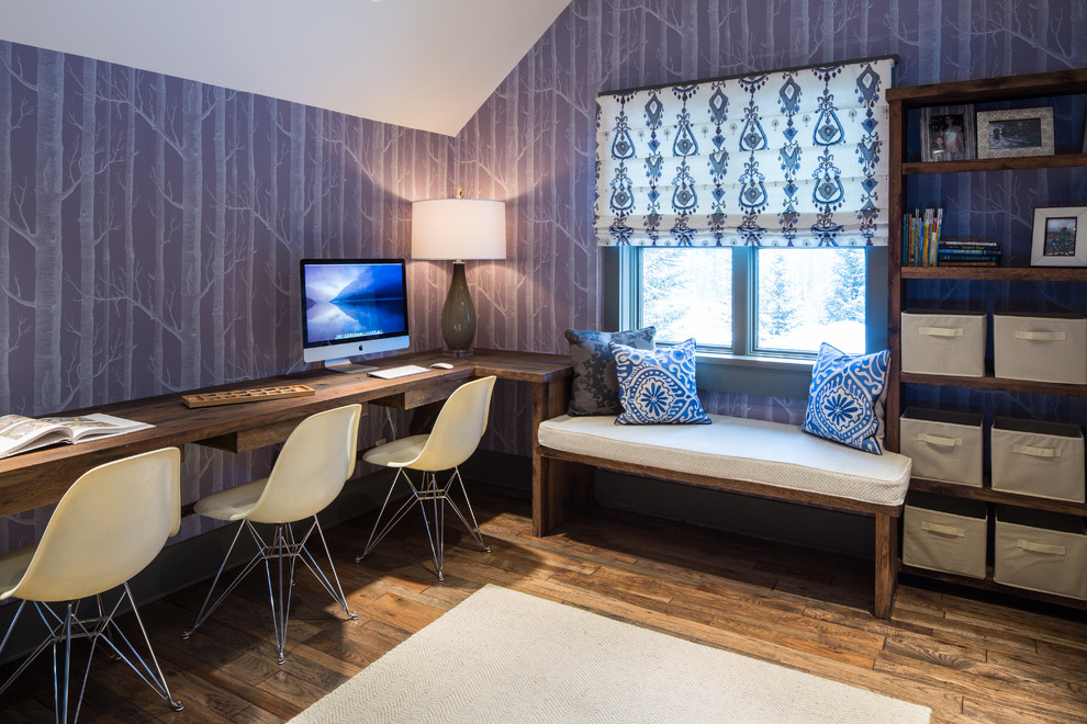 Источник вдохновения для домашнего уюта: кабинет в стиле рустика с фиолетовыми стенами и встроенным рабочим столом