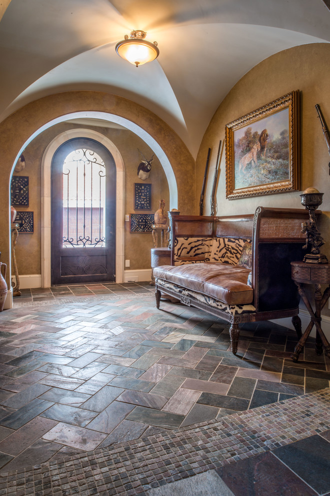 オースティンにある広い地中海スタイルのおしゃれな書斎 (大理石の床、茶色い床) の写真