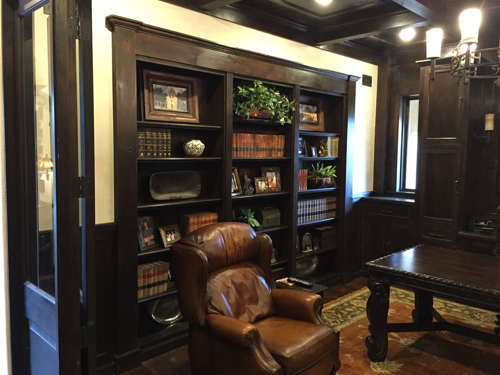 Idéer för att renovera ett stort medelhavsstil hemmabibliotek, med bruna väggar, mörkt trägolv och ett fristående skrivbord