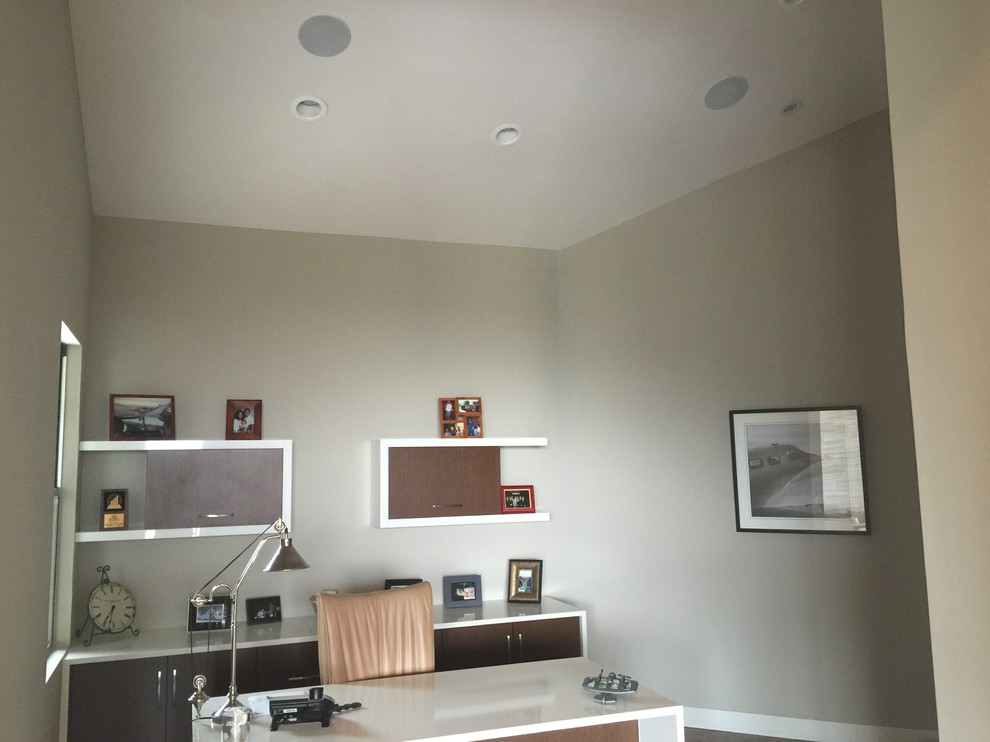 Idéer för ett mellanstort klassiskt arbetsrum, med beige väggar, ljust trägolv och ett fristående skrivbord