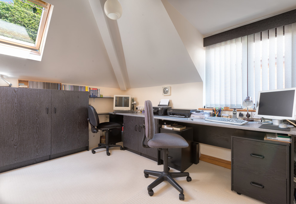 Aménagement d'un petit bureau classique avec un mur blanc, moquette et un bureau intégré.