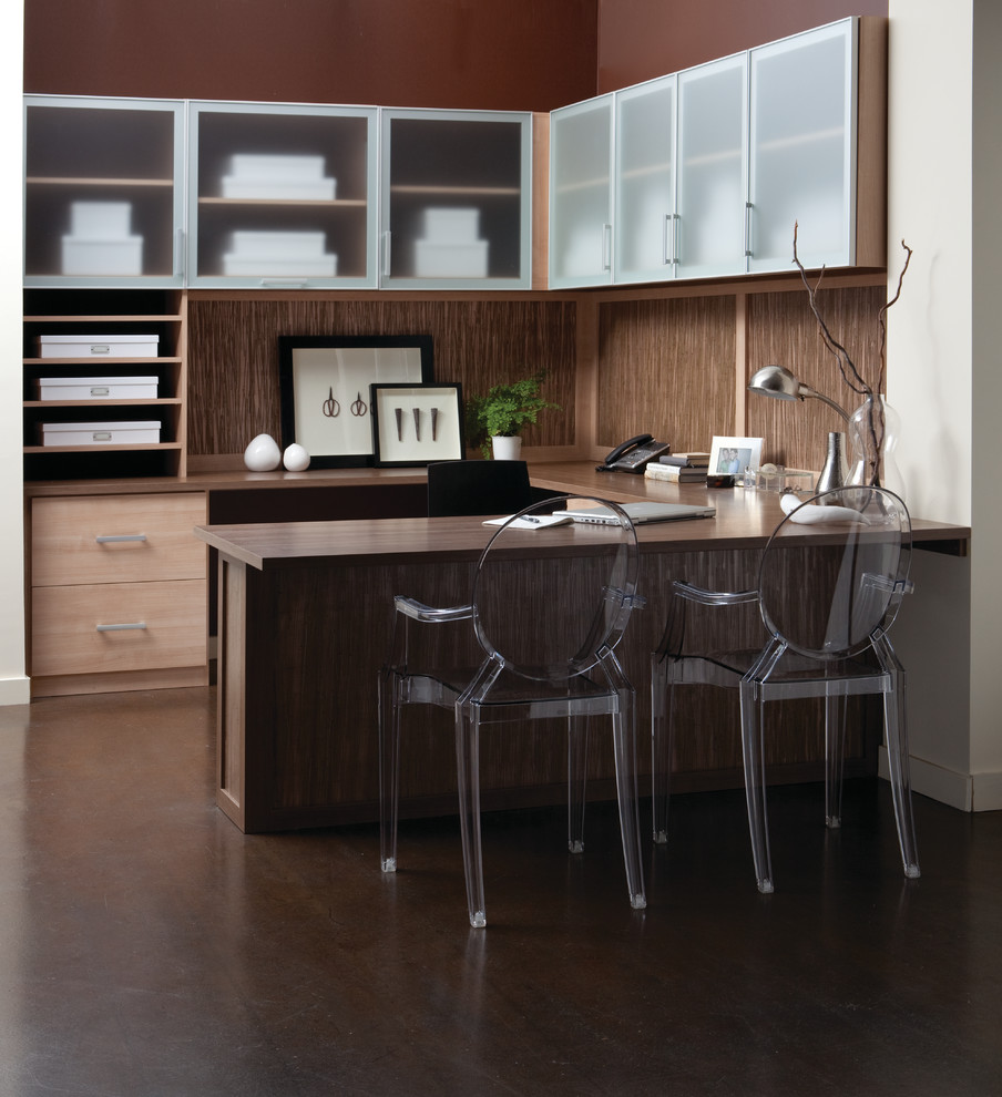 Источник вдохновения для домашнего уюта: кабинет среднего размера в современном стиле с темным паркетным полом, встроенным рабочим столом и коричневыми стенами без камина