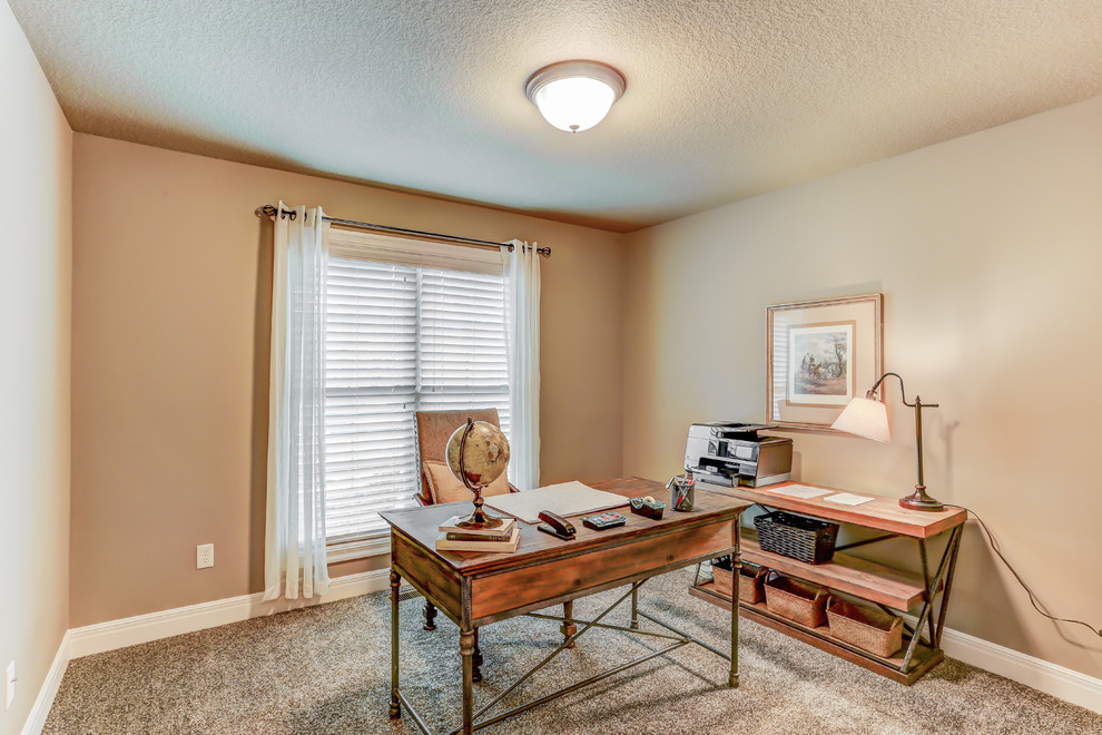 Immagine di un ufficio chic di medie dimensioni con pareti beige, moquette, scrivania autoportante e pavimento grigio