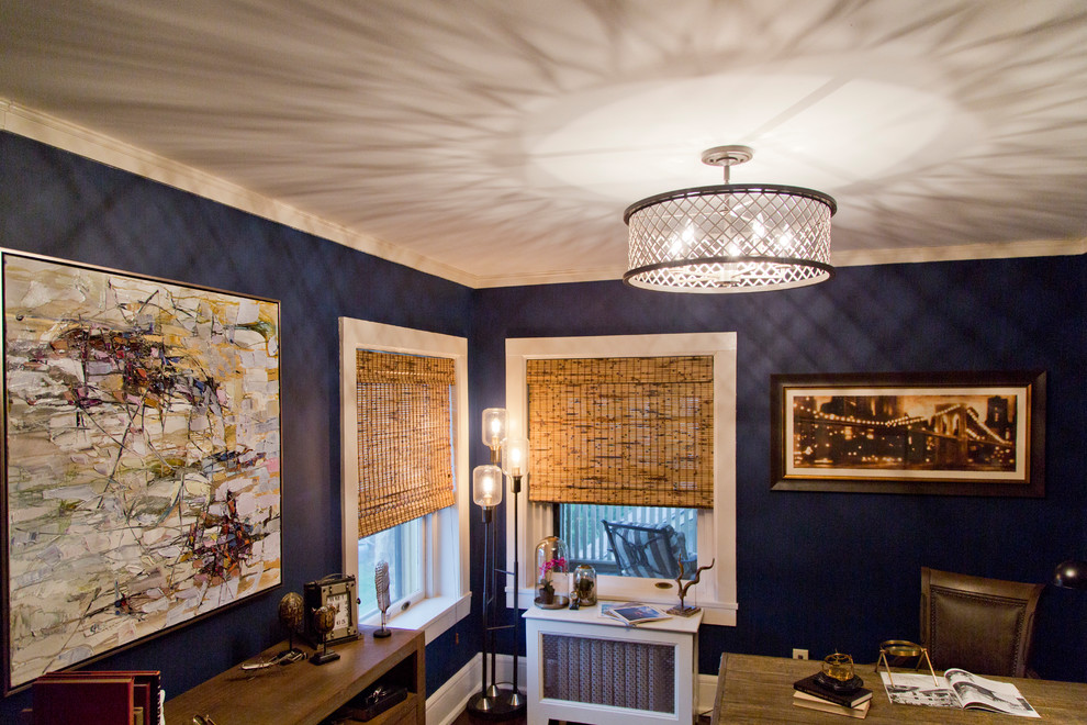 Cette image montre un bureau traditionnel de taille moyenne avec un mur bleu, parquet foncé, un bureau indépendant et un sol marron.