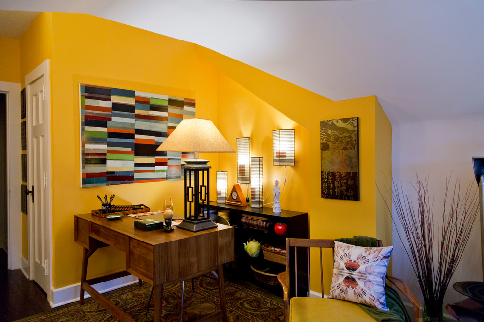 Ispirazione per uno studio classico di medie dimensioni con pareti gialle, parquet scuro, scrivania autoportante e pavimento marrone