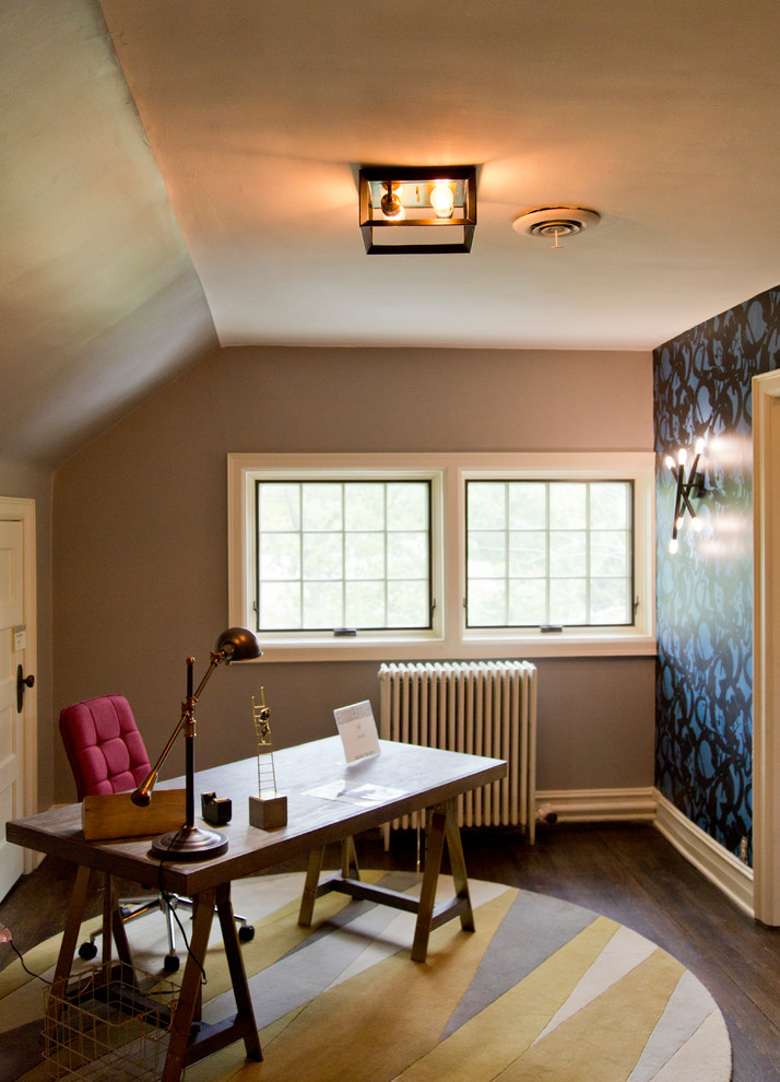 Foto di uno studio tradizionale di medie dimensioni con pareti multicolore, parquet scuro, scrivania autoportante e pavimento marrone