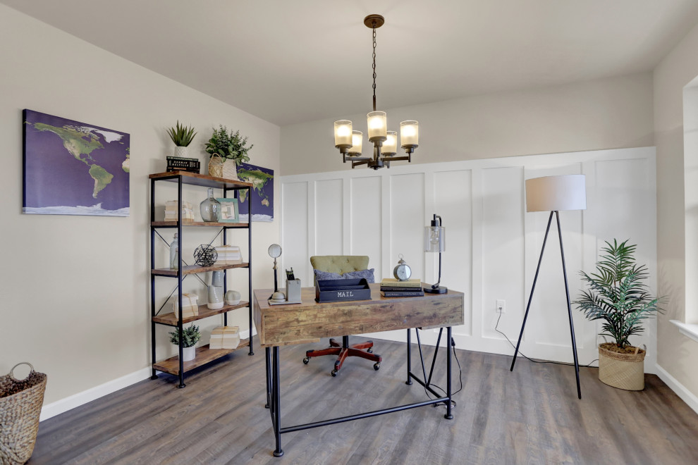 Esempio di un ufficio contemporaneo di medie dimensioni con pareti beige, pavimento in vinile, scrivania autoportante e pavimento marrone