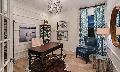マイアミにある高級な中くらいなトランジショナルスタイルのおしゃれなホームオフィス・書斎 (白い壁、淡色無垢フローリング、暖炉なし、自立型机、ベージュの床) の写真