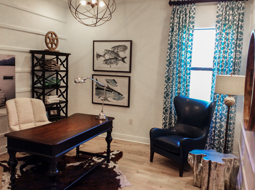 マイアミにある高級な中くらいなトランジショナルスタイルのおしゃれなホームオフィス・書斎 (白い壁、淡色無垢フローリング、暖炉なし、自立型机、ベージュの床) の写真