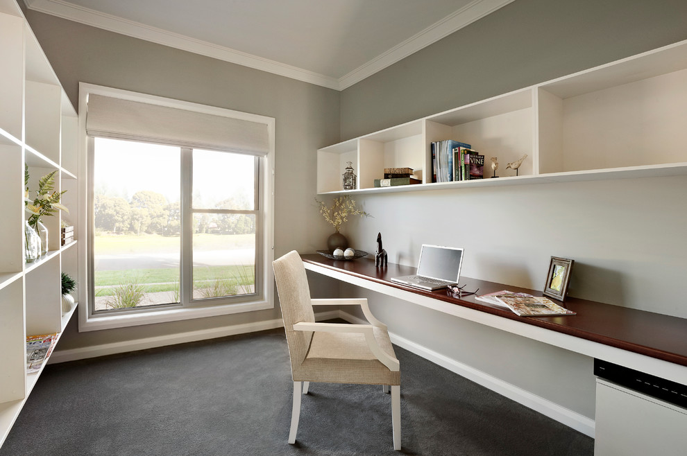 Cette photo montre un bureau tendance de taille moyenne avec moquette, un bureau intégré et un mur gris.