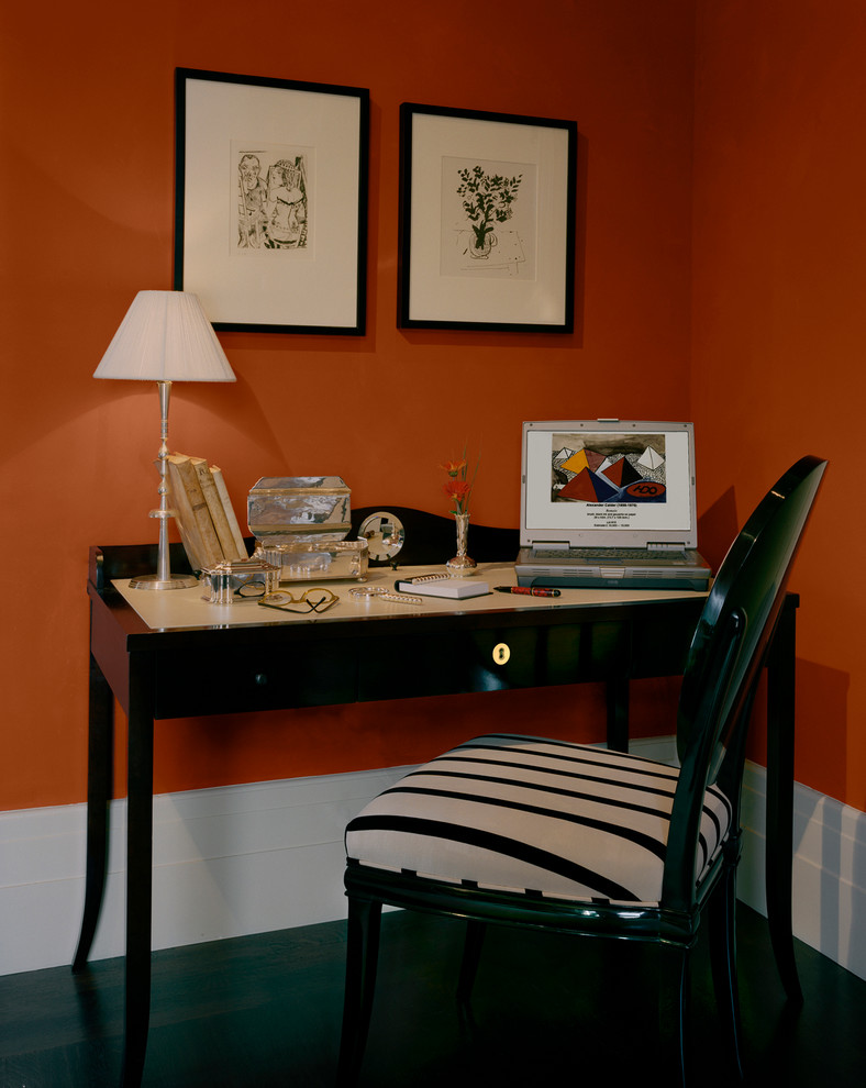 Стильный дизайн: рабочее место среднего размера в современном стиле с оранжевыми стенами, отдельно стоящим рабочим столом и ковровым покрытием без камина - последний тренд