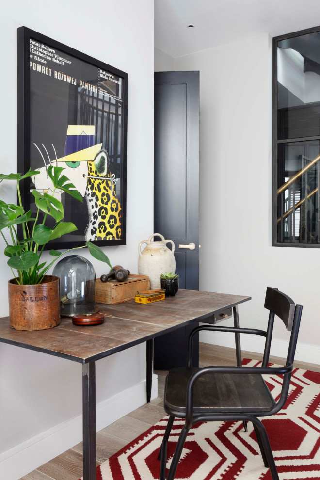 На фото: рабочее место среднего размера в стиле неоклассика (современная классика) с серыми стенами, отдельно стоящим рабочим столом и бежевым полом