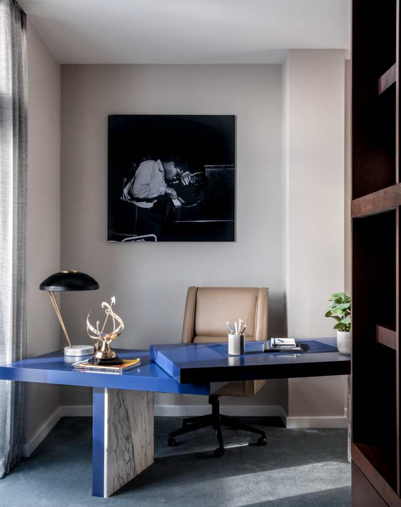 Идея дизайна: рабочее место среднего размера в современном стиле с отдельно стоящим рабочим столом, серым полом, серыми стенами и ковровым покрытием
