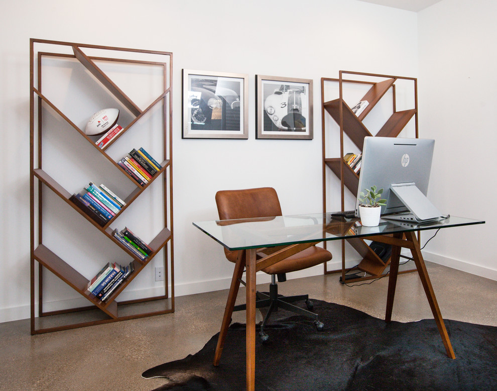 Diseño de despacho contemporáneo sin chimenea con paredes blancas, escritorio independiente y suelo marrón