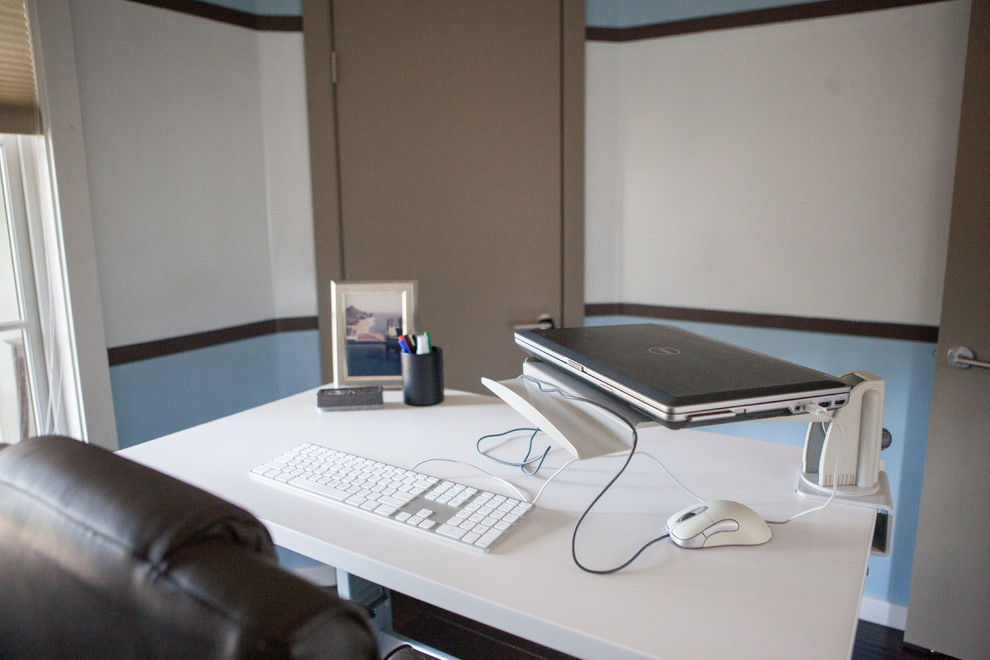 Kleines Modernes Arbeitszimmer ohne Kamin mit Arbeitsplatz, blauer Wandfarbe, dunklem Holzboden und freistehendem Schreibtisch in San Diego