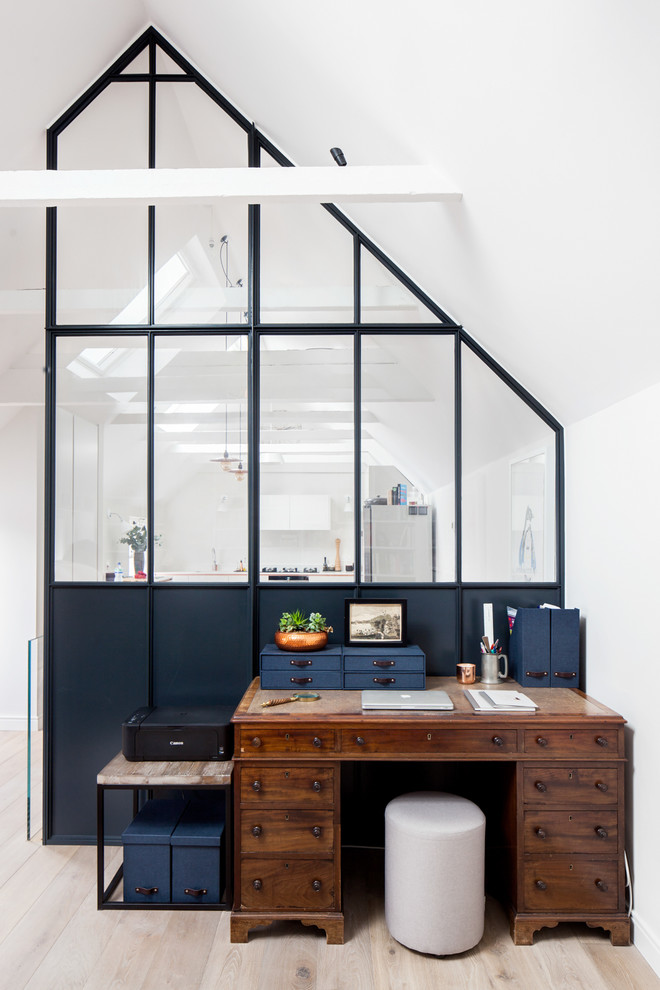 Kleines Stilmix Arbeitszimmer mit hellem Holzboden, freistehendem Schreibtisch, beigem Boden, Arbeitsplatz und weißer Wandfarbe in London