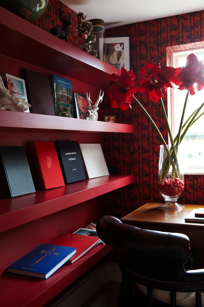 ドーセットにある高級な小さなアジアンスタイルのおしゃれな書斎 (赤い壁、カーペット敷き、自立型机) の写真