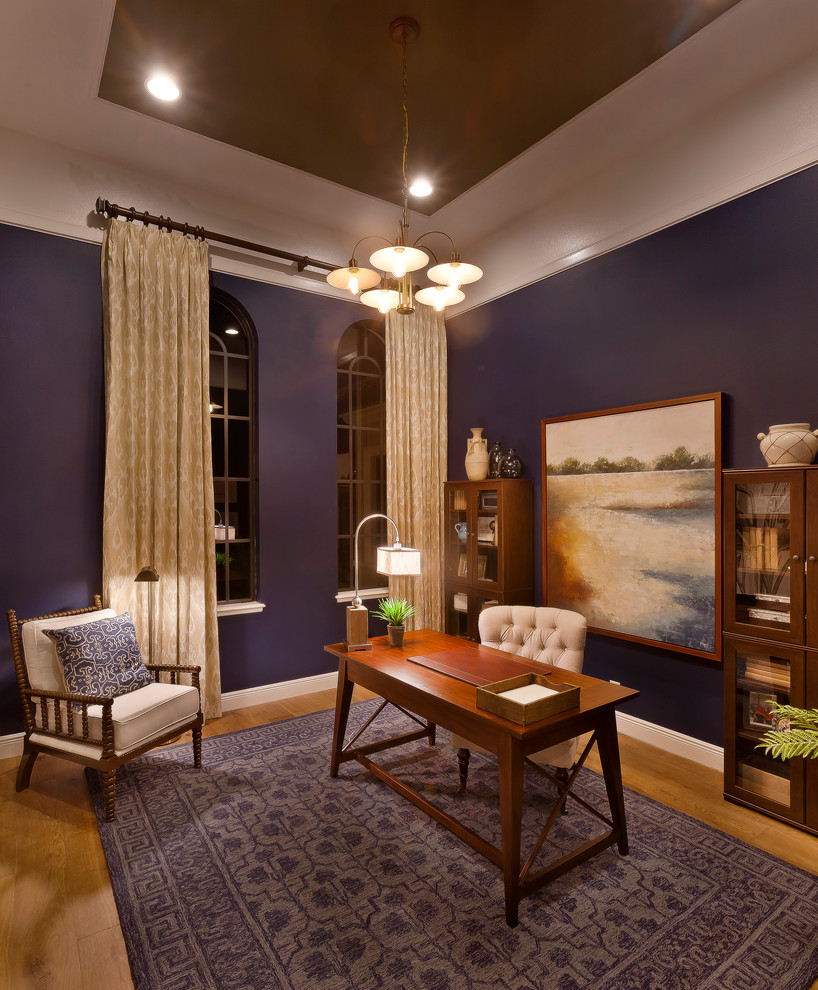 Foto de despacho de estilo de casa de campo de tamaño medio con suelo de madera en tonos medios, escritorio independiente y paredes púrpuras