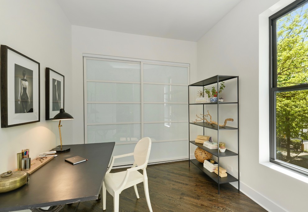 Réalisation d'un bureau minimaliste avec un mur blanc et un sol en bois brun.