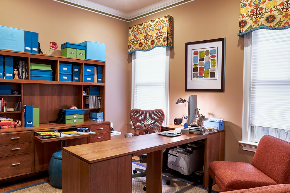Inspiration för ett mellanstort funkis hemmabibliotek, med bruna väggar, mellanmörkt trägolv och ett fristående skrivbord