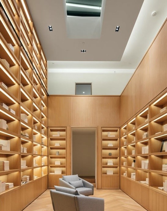 Idéer för ett stort modernt arbetsrum, med ett bibliotek, beige väggar, bambugolv och beiget golv