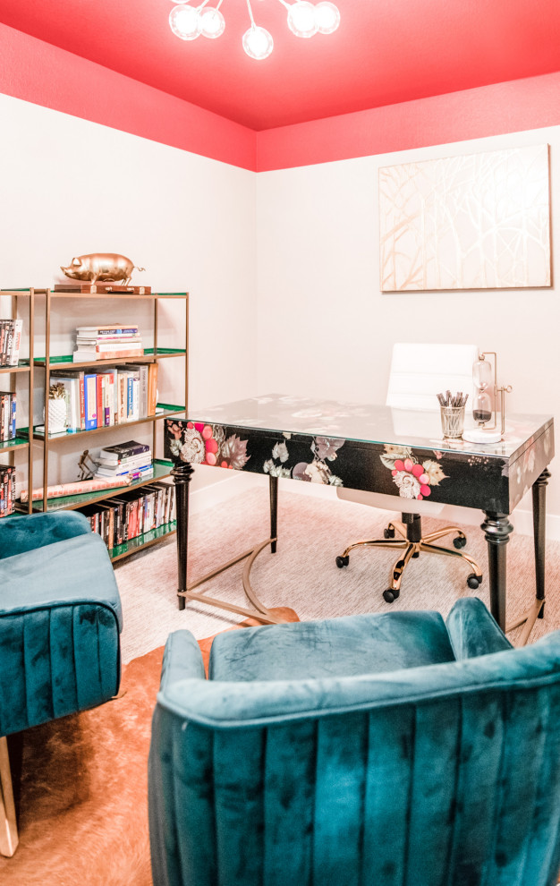 Diseño de despacho retro de tamaño medio sin chimenea con paredes rosas, moqueta, escritorio independiente y suelo gris