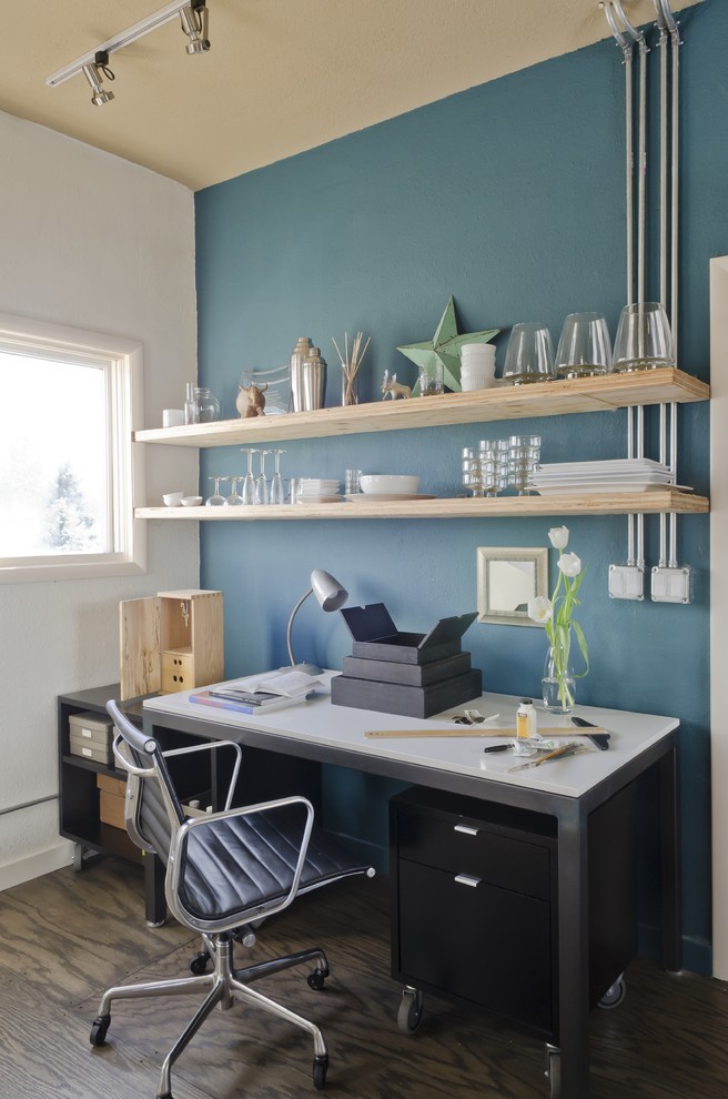Foto på ett funkis arbetsrum, med blå väggar, plywoodgolv och ett fristående skrivbord