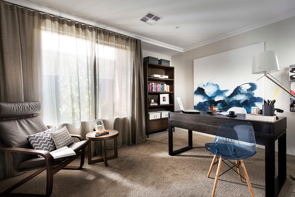 Modernes Arbeitszimmer ohne Kamin mit Arbeitsplatz, grauer Wandfarbe, Teppichboden und freistehendem Schreibtisch in Perth