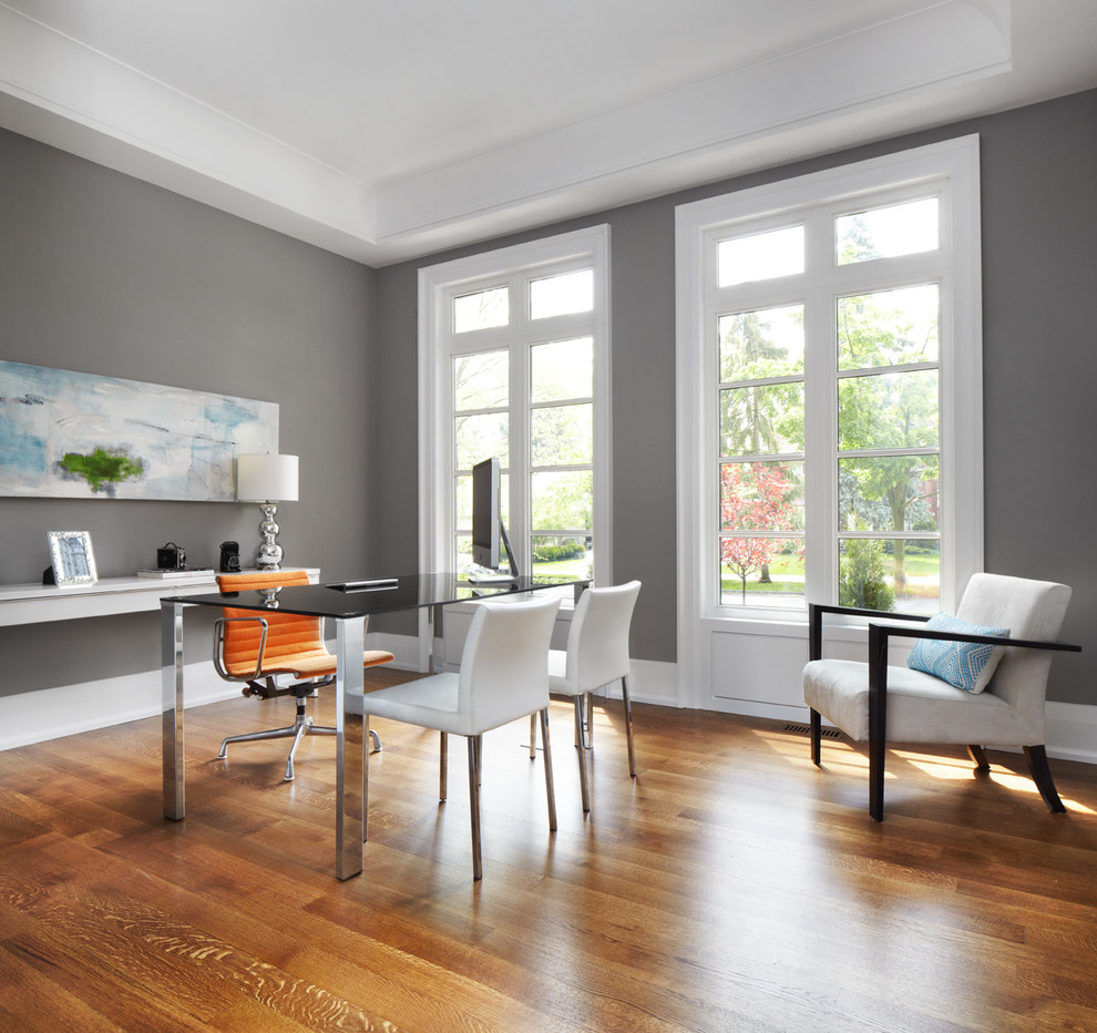 Пример оригинального дизайна: кабинет в современном стиле с серыми стенами и коричневым полом