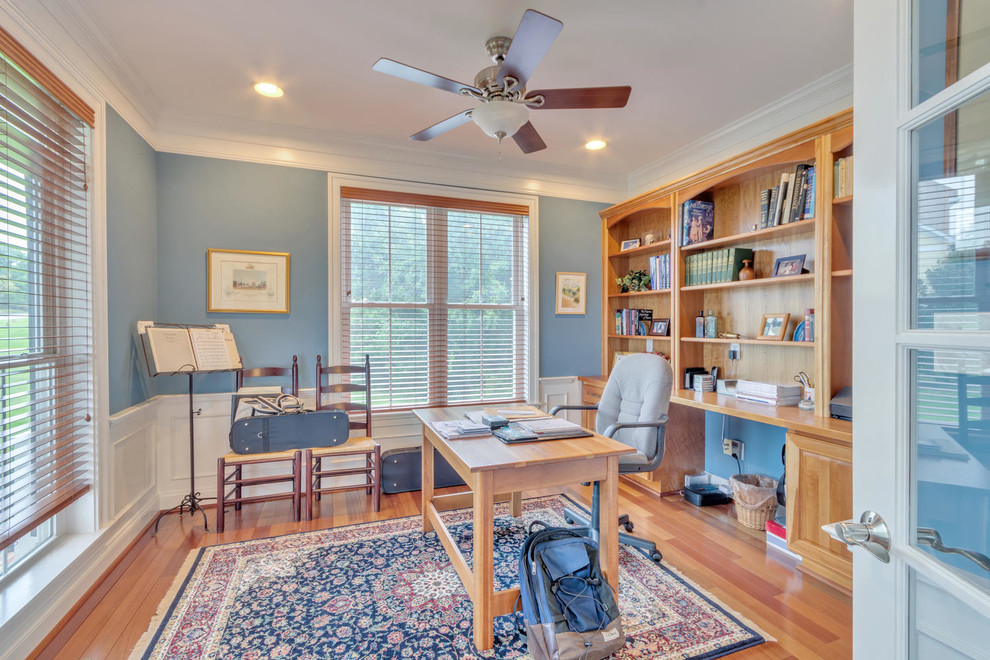This is an example of a traditional home office in Richmond.