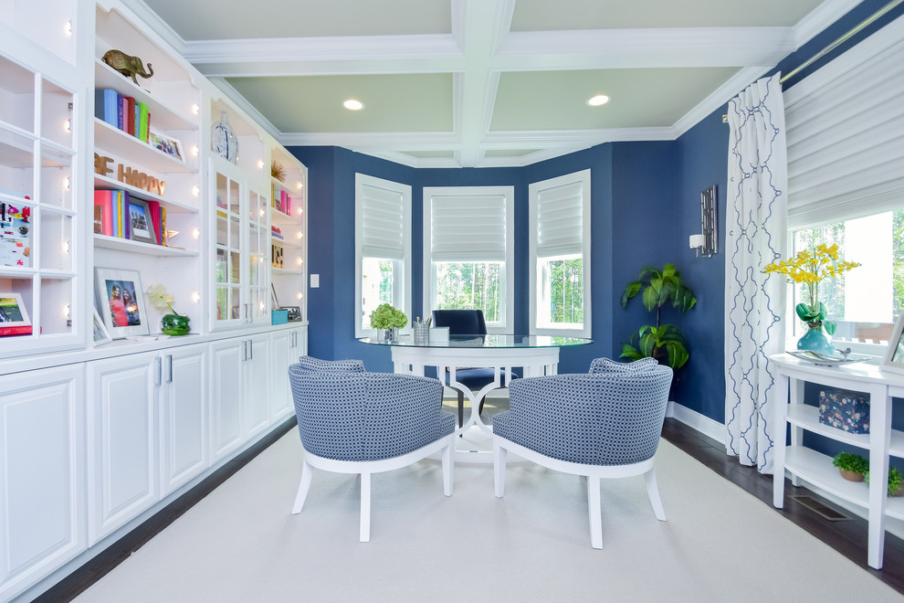 他の地域にあるトラディショナルスタイルのおしゃれなホームオフィス・書斎 (青い壁、濃色無垢フローリング、暖炉なし、自立型机) の写真