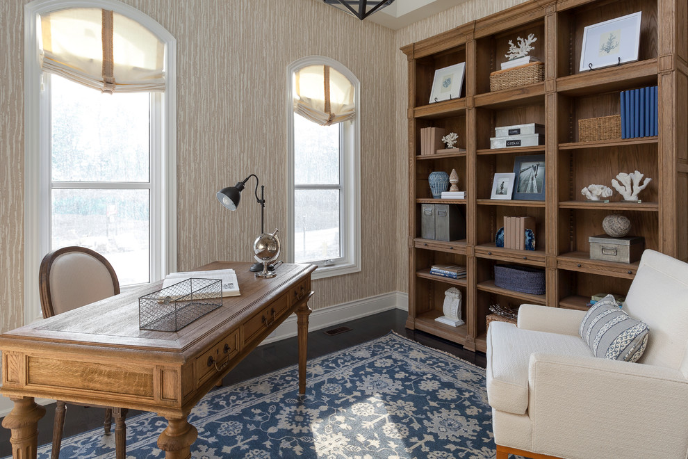 Imagen de despacho tradicional renovado sin chimenea con paredes beige, suelo de madera oscura y escritorio independiente