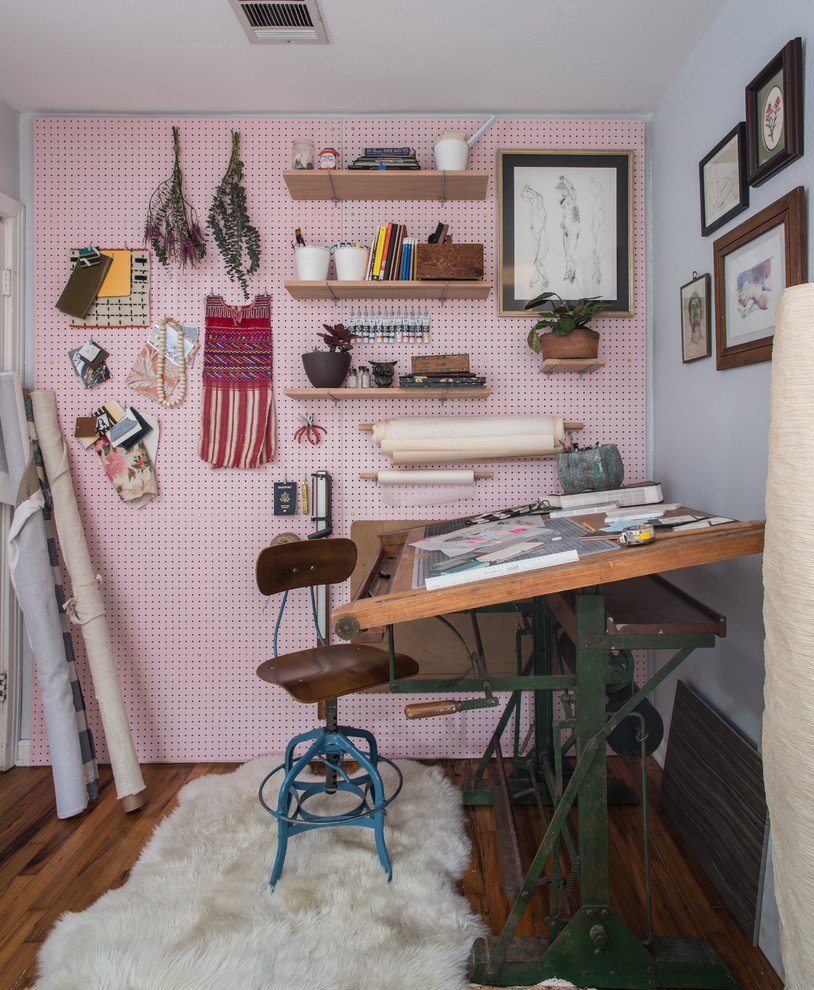 Inspiration för minimalistiska hobbyrum, med mörkt trägolv, ett fristående skrivbord och brunt golv