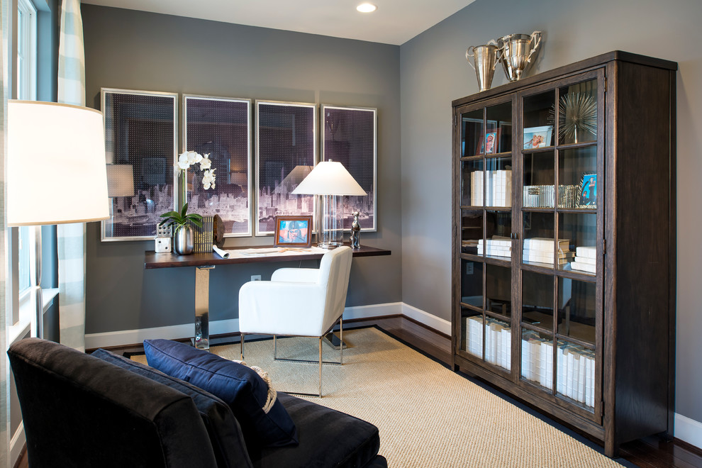 ワシントンD.C.にあるトランジショナルスタイルのおしゃれなホームオフィス・書斎 (グレーの壁、濃色無垢フローリング、自立型机) の写真