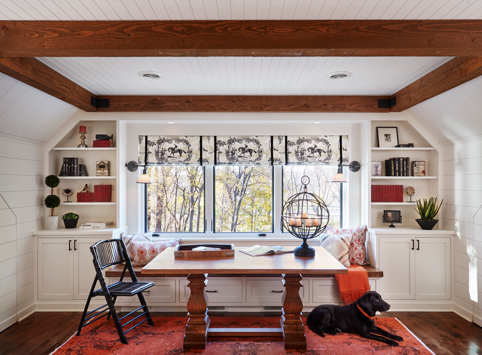 Inspiration för ett mellanstort vintage arbetsrum, med vita väggar, mörkt trägolv, ett fristående skrivbord och brunt golv