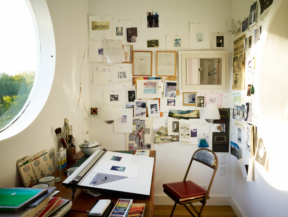 Idée de décoration pour un petit bureau urbain avec un mur blanc, un sol en bois brun et un bureau indépendant.
