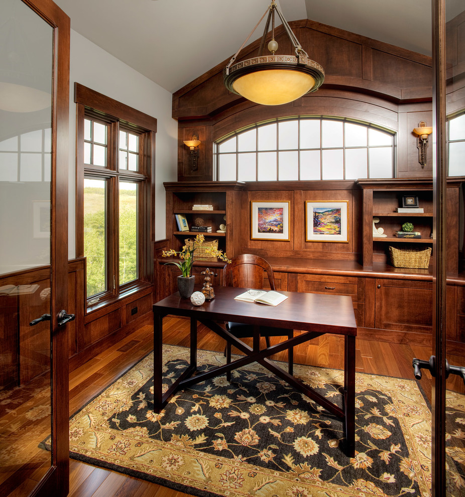 Ejemplo de despacho tradicional sin chimenea con paredes blancas, suelo de madera oscura y escritorio independiente