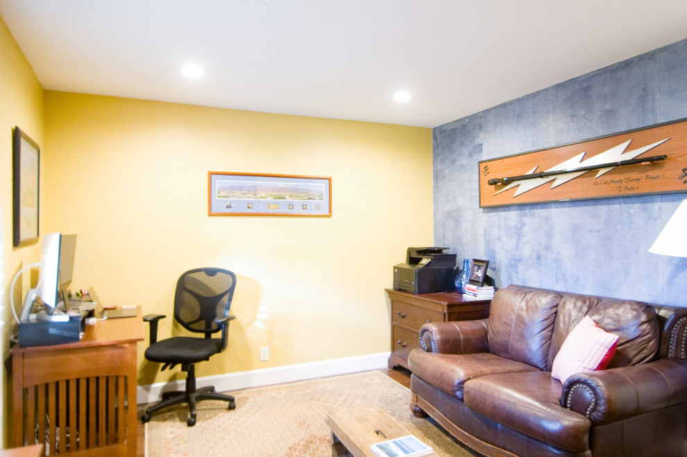 Esempio di un ufficio eclettico di medie dimensioni con pareti gialle, parquet scuro, nessun camino, scrivania autoportante e pavimento marrone