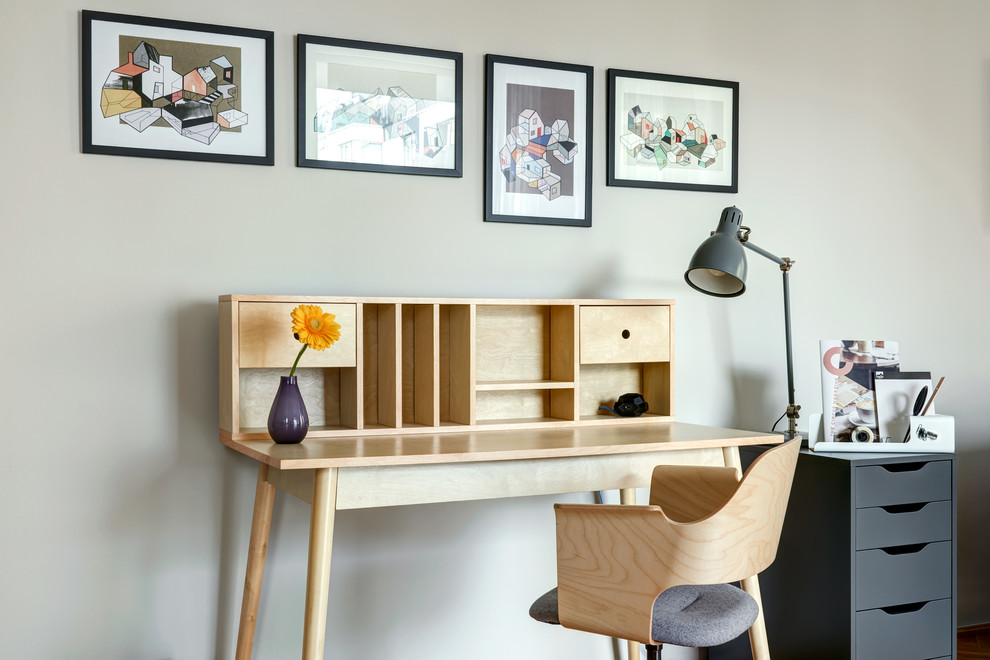 Kleines Modernes Arbeitszimmer ohne Kamin mit Arbeitsplatz, grauer Wandfarbe und freistehendem Schreibtisch in Berlin