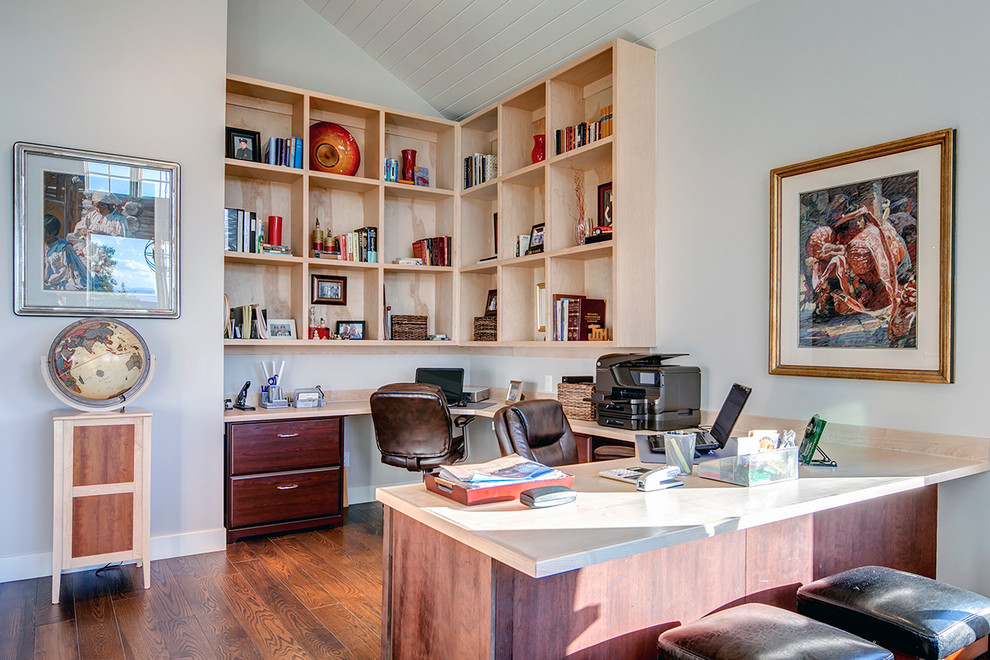 Foto de despacho de estilo de casa de campo con paredes blancas, suelo de madera oscura y escritorio empotrado
