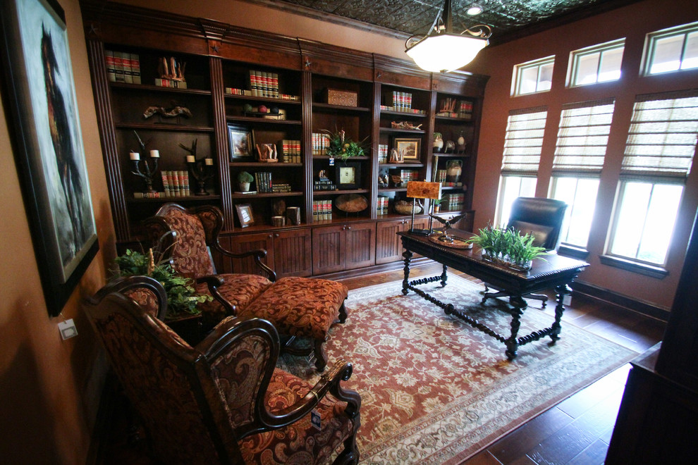 Ejemplo de despacho de estilo de casa de campo de tamaño medio con suelo de madera oscura, escritorio independiente y suelo marrón