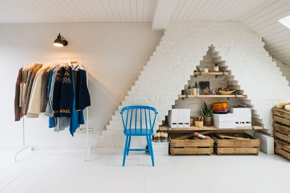 Ejemplo de despacho nórdico con paredes blancas, suelo de madera pintada, escritorio independiente y suelo blanco