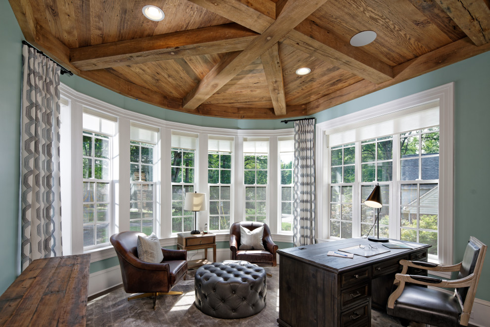 ワシントンD.C.にあるラグジュアリーな広いトランジショナルスタイルのおしゃれな書斎 (板張り天井、表し梁、暖炉なし、自立型机、茶色い床、濃色無垢フローリング、青い壁) の写真