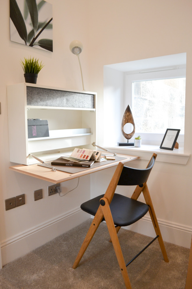Foto di un piccolo ufficio minimal con pareti bianche, moquette, nessun camino, scrivania autoportante e pavimento grigio