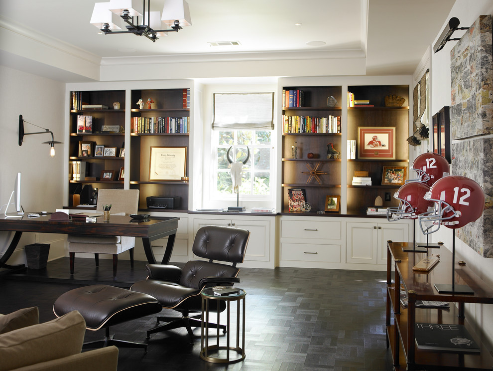 アトランタにあるコンテンポラリースタイルのおしゃれなホームオフィス・書斎 (白い壁、濃色無垢フローリング、自立型机、黒い床) の写真