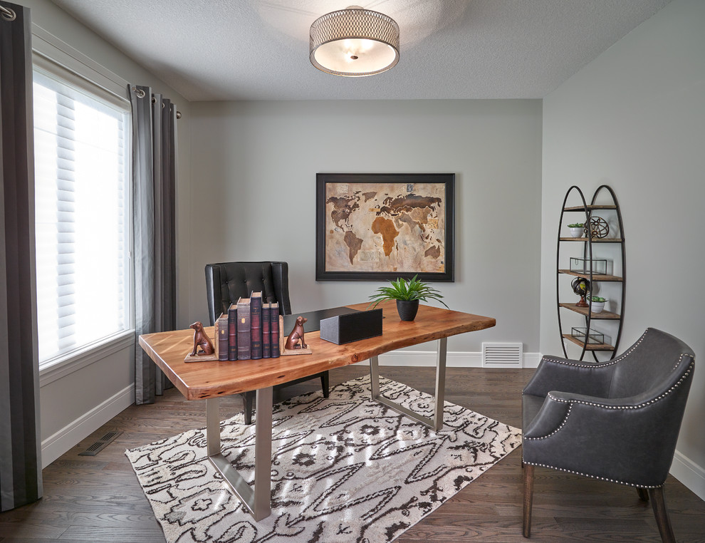 Ejemplo de despacho clásico renovado grande sin chimenea con paredes beige, suelo de madera clara y escritorio independiente