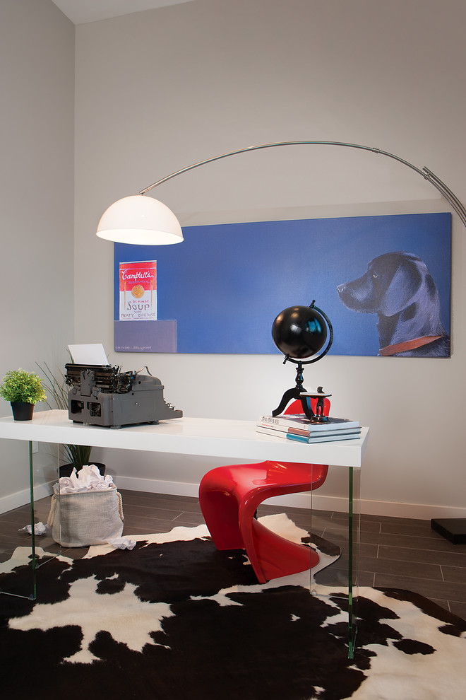 Inspiration pour un bureau minimaliste de taille moyenne avec un mur blanc, un sol en carrelage de porcelaine et un bureau indépendant.