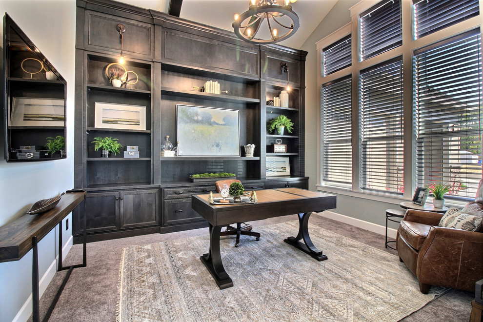 Modelo de despacho clásico renovado extra grande sin chimenea con paredes grises, moqueta, escritorio independiente y suelo beige
